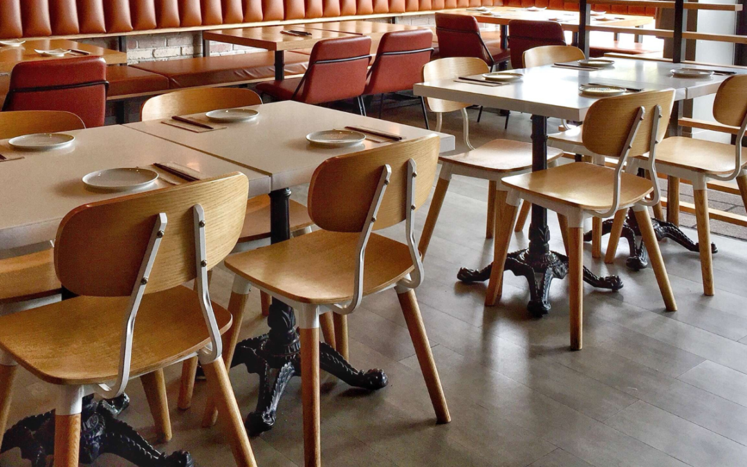 How do you choose a suitable solid wood restaurant table
